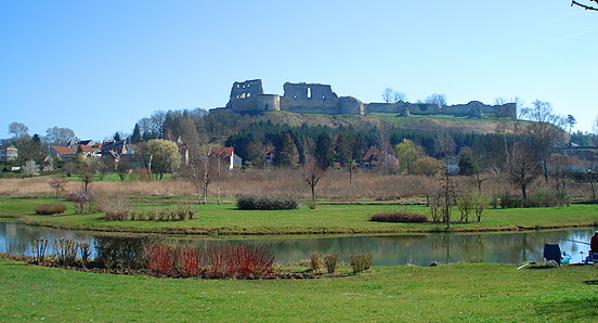 coucy_le_chateau_vue_etang_m_lefevre_552x298_jpg